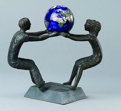 M. Franke, Bronzeskulptur, Paar mit Weltkugel, Kugel aus Glas, signiert und datiert 1992, H. ca. 20 cm