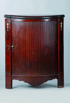 Eckschrank mit aufklappbaren Rollverschluss, England, Ende 18. Jh., Mahagoni/Eiche, Mahagonifurnier z.T. verspiegelt verlegt, horizontaler ...