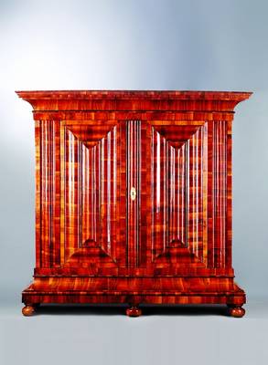 Wellenschrank, Frankfurt, um 1710/20, KorpusWeichholz massiv, Wurzelnuss Furnier vielfach gespiegelt verlegt, querfurniert, Fuß- und Kopfteil ...