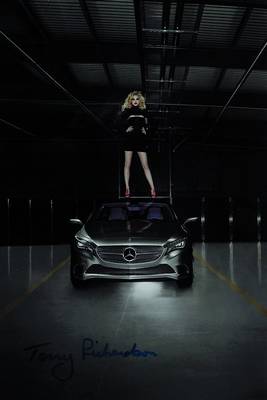 Terry Richardson, geb. 1965 New York, s/w Fotografie, Model mit Mercedes, handsigniert, ca. 28.5x19 cm, unter Glas gerahmt