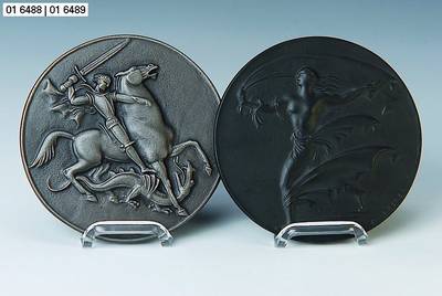 Arno Breker, 1900-1991, Eisengußrelief, Siegfried der Drachentöter, rückseitig Buderus-Stempel, D. ca. 14 cm