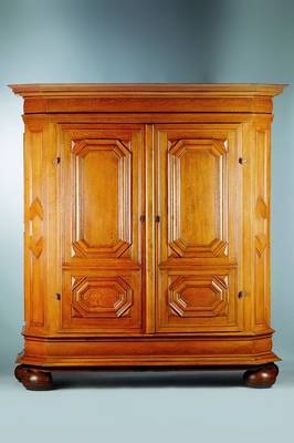Großer Barockschrank, norddeutsch, um 1760, Eiche massiv, reich kassettierte Türen mit Profilleisten, Rahmenkonstruktion, altes ziseliertes ...