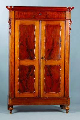 Halbschrank/Vertiko, mitteldeutsch, um 1860, Mahagonifurnier, kassettiert, eine Schublade im Kopfteil, zwei Türen, l. spannungsrissig, ca. ...