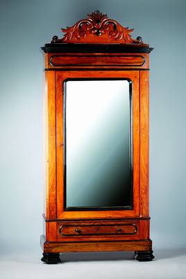 Spiegelschrank, Frankreich, um 1870, Nußbaumfurnier auf Eiche, eine Sockelschublade, schöne geschnitzte Krone, ca. 245x114x51 cm