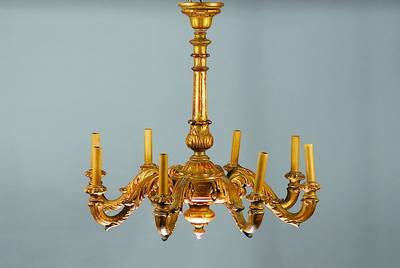 Deckenleuchter und zwei Wandleuchter, Historismus, um 1910/20, Holz, reich verziert mit Akanthusblattdekor, 8 Brennstellen, goldfarben gefaßt, H. ...