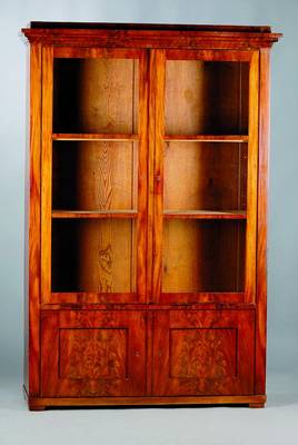 Bücherschrank, Biedermeier, um 1825/30, Mahagonipyramidenfurnier, zweitürig, orig. gewalztes Glas, dreifach versprosst, ca. 188x125x42 cm