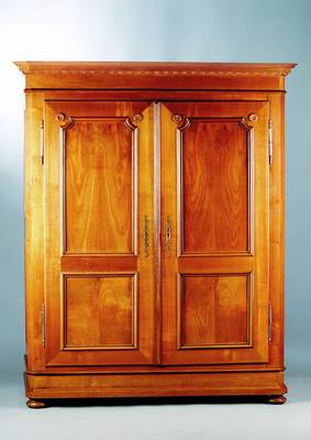Schrank, deutsch, um 1870, Kirschbaum massiv, gespiegelt, aufgesetzte Rosetten oben, restauriert, ca. 186x154x62cm
