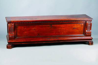 Flachdeckeltruhe, deutsch, um 1800, Nußbaum massiv und furniert, Tatzenfüße, B. 160cm, T. 49cm, H. 44cm