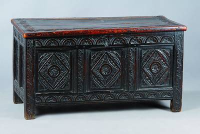 Kleine Flachdeckeltruhe, deutsch, um 1780, Eiche mit reichen Flachschnitzereien, B. 94cm,T. 43cm, H. 42cm