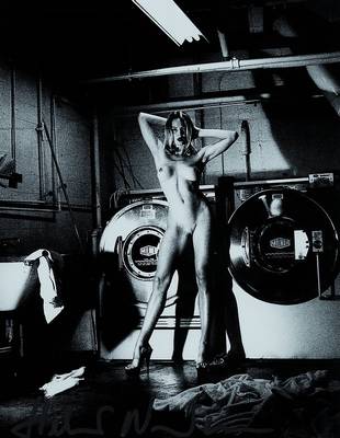 Helmut Newton, 1920 Berlin-2004 Los Angeles,"Domestic Nude", s/w Fotografie, handsigniert,ca. 23.5x18.5, PP, unter Glas gerahmt