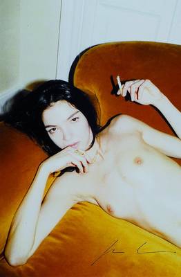 Jürgen Teller, geb. 1964 Erlangen, "Model smoking on sofa", Farbfotografie, handsigniert, ca. 30x20 cm