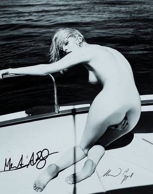 Mert Alas & Marcus Piggott, s/w Fotografie, Model für den Pirelli Kalender 2006, handsigniert, ca. 25x20 cm