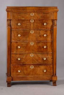Pfeilerherrenkommode, Frankreich, um 1830/40 , 6-schübig, Mahagoni auf Eiche furniert, dicke Furnier, klassizistisch, Tatzenfüße, Pilaster mit ...