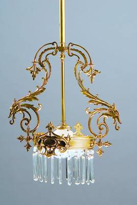 Deckenlampe, Frankreich, um 1900, Metallmontur mit Fabeltierköpfen, ehemals Gasbetrieb, jetzt elektrifiziert (nicht geprüft), facettierter ...