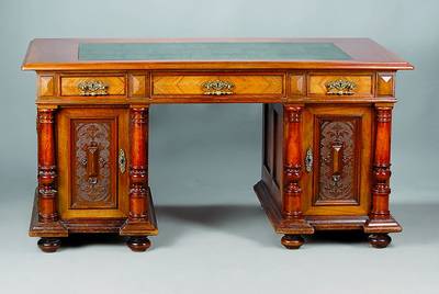 Gründerzeit Schreibtisch, um 1880, Nussbaum gedrechselt, im Renaissance-Stil, grünes Lederergänzt, Korpus Eiche/Fichte, original Schlösser und ...