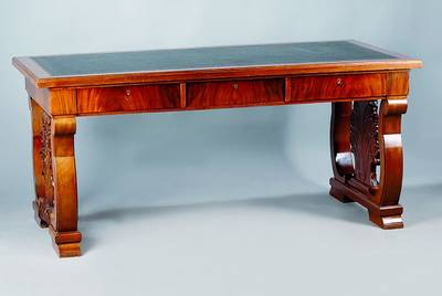 Schreibtisch, um 1910, Mahagoni furniert, Wangen in stilisierter Lyra, original Schlösser, 1 Schlüssel, Schreibfläche erneuert, mit original gold ...