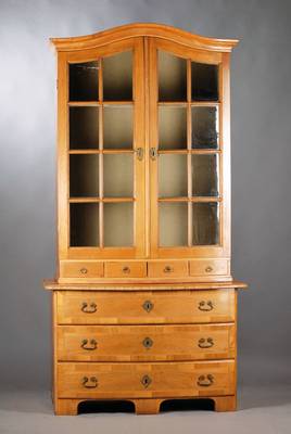 Dresdner Aufsatzvitrine, Dresden, um 1740, Furnier ausgeblichen, original Schlösser und Beschläge, 2 Schlüssel vorhanden, Vitrinenoberteil mit ...