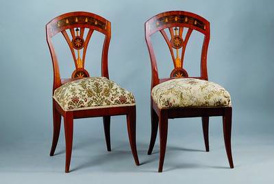 3 bürgerliche Biedermeierstühle, norddeutsch, um 1825, Mahagoni furniert, Rücken mit auffälliger brandschattierter Marketerie, kleine Kratzer, ...