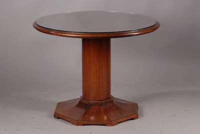 Art-Deco Tisch, um 1920, Mahagoni furniert, runde Säule auf octagonaler Fußplatte, Glasabdeckung später, Gebr.sp, ca. 66x85 cm