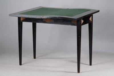Spieltisch, Biedermeier, wohl süddeutsch, um 1820, vollständig ebonisiert, mit rautenförmigen Einlagen gestuckt und vergoldet, Innenfläche mit ...