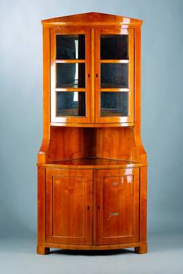 Eck-Aufsatzvitrine im Biedermeierstil, Kirschbaum massiv und furniert, 2-teilig, Unterteil 2-türig, Oberteil mit 2 verglasten Türen, Rückseitig ...