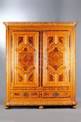 Prunkschrank, Elsaß/Süddeutsch, um 1770, Wurzelnussfurnier, Korpus Weichholz, auf Rahmen gearbeitet, Furnier vielfach gespiegelt, Bandintarsien ...