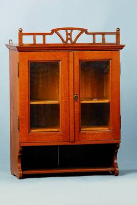 Hängevitrine, Eiche, deutsch um 1905, Ablageboard, verzierte Krone, diese repariert und lose beiliegend, 75 x 54 x 23 cm