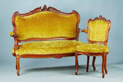 Salongarnitur best. aus einer Bank u. 2 Stühlen, Frankreich um 1890, Nußbaum massiv,Rocaillen, Bezug: gelber Velour in sich gemustert, Bank ca. ...