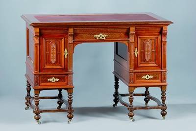 Damenschreibtisch, deutsch, um 1900, meist Mahagonifurnier auf Eiche, reich kassettiert, eine Schublade oben, zwei Türen, zwei Schubladen unten, ...