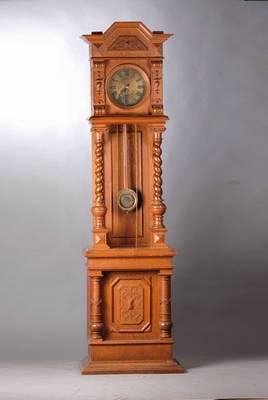 Standuhr, Deutsch um 1880, Neo-Renaissance, reich verziertes Holzgehäuse, Schwungbereich des Pendels offen, Messingzifferblatt, mass. ...