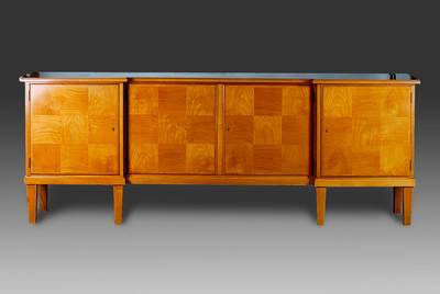 Anrichte, sog. Hallermöbel, um 1928/30, reines deutsches Art-Deko, Kirschbaumfurnier auf Hartholz, z.T. parkettiert verlegt, wohl Einzelanfertigung, ...