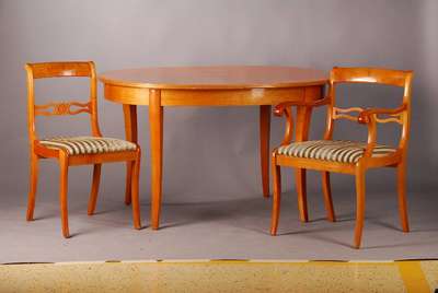 komplette Sitzgruppe, Biedermeier-Stil, best. aus einem Ausziehtisch, einer Bank, vierArmlehnsessel und zwei Stühlen, Kirschbaum massiv, Mitte 20. ...