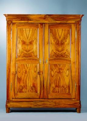 2-türiger Kleiderschrank, um 1800, Nußbaum massiv, erstklassige Holzauswahl, trotz Massivholz vielfach gespiegelt, Innenausbau Weichholz, Schellack ...