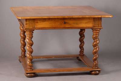 Barocktisch, 19. Jh., Platte Nussbaumfunier , Gestell Mischholz, aus alten Teilen, schwundrissig, 80 x 120 x 110 cm, Schellack überpoliert