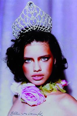 Ellen von Unwerth, geb. 1954, Adriana Lima, Farbfotografie auf Fujicolor Professional Paper, handsigniert, ca. 30,5x20 cm