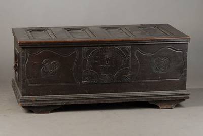 Truhe, Pfalz, um 1820/30, Eiche geschwärzt, Flachschnitzerei, Alters- und Gebr.spuren, ohne Schlüssel, ca. 55 x 125 x 58.5 cm verschlossen