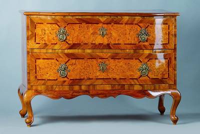 Doppelt geschweifte Barockkommode, süddeutsch, um 1760-70, Nußbaumfurnier z.T. massiv, Platte mit Bandeinlagen und Sternen, in Mahagoni und ...