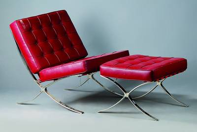 Barcelona-Chair, Reproduktion nach Mies van der Rohe, verchromte Metallmontur, gesteppte Kunstlederpolster, Sessel: H ca. 75cm, SH. ca. 50cm, Hocker ...