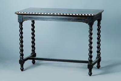 Konsolentisch, Renaissancestil, um 1880, ebonisiertes Holz, Platte reich intarsiert mitEdelhölzern, gedrechselte gedrehte Füße, l. Alters- und ...