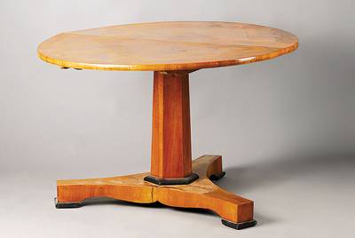Runder Tisch, süddeutsch, um 1830, Nußbaum und Wurzelnußfurnier gespiegelt, H. ca. 75cm, D. ca. 120cm, restaurationsbedürftig,
