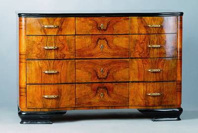 Kommode, Frankreich, um 1930, Art Deco, Wurzelnußfurnier, drei doppelt geschweifte Schübe, Platte und Füße schwarz gefaßt, ca. 81x121x55 cm