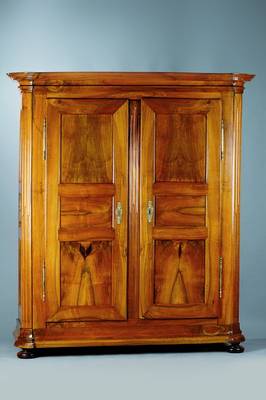 Schrank, deutsch, Pfalz, um 1830-40, Nußbaum massiv und furniert, Türen dreifach kassettiert, Seiten zweifach, Innenrichtung 210 x 185 x 75 cm, ...
