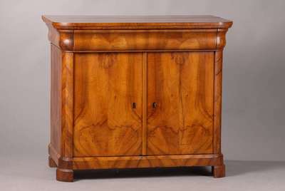 Halbschrank, süddeutsch, um 1850, Nußbaum massiv und gespiegelt furniert, 1-schübig, zwei Türen, st. Gespr.-Spuren, schwundrissig