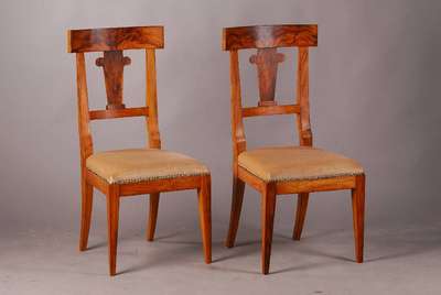 Drei Stühle, Pfalz, um 1825-30, Biedermeier,Nußbaum massiv und gespiegelt furniert, H. 96 cm / Sh. 46 cm