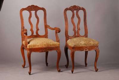 8 Stühle, Barock, Aachen-Lüttich, um 1760 -70, 2 davon Armlehnstühle, Eiche massiv, Schnitzerei, Stühle überwiegend fest verleimt.Alte ...
