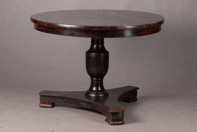 Tisch, Biedermeier, um 1825, wohl Birne furniert und ebonisiert, Platte abdrehbar, starke Gebr.-Sp., Tisch ist zu restaurieren, H. 77cm, D. 106cm