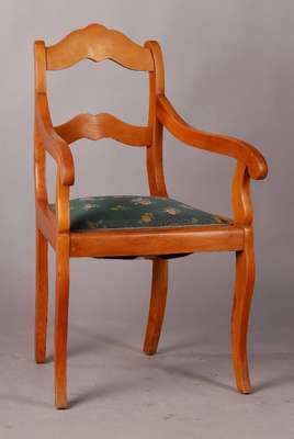 Armlehnstuhl, Biedermeier, um 1835, Kirschbaum massiv, Beine und Rücken geschwungen, Polsterung ist zu erneuern, ca 99x58x45 cm