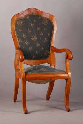 Großer Armlehnstuhl, Biedermeier, um 1835, Kirschbaumfurnier, z.T. massiv, sehr eleganter Entwurf, Polsterung zu erneuern, Ursprünglich im Sitz und ...