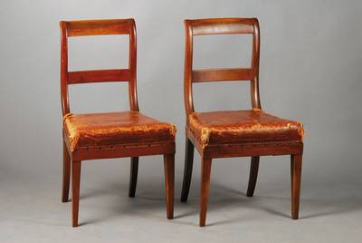 5 Stühle, Biedermeier, um 1830, Nussbaum massiv, Nussbaum furniert auf Eiche, alte Polsterung muss erneuert werden, 4 Stühle fest verleimt, 1 Stuhl ...