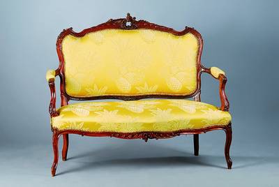 Salonbank, Frankreich, um 1890, zweisitzer, Nußbaum reich geschnitzt, asym. Blumendekor, eleganter gelber Damastbezug, 103 x 123 x 58 cm, l. ...